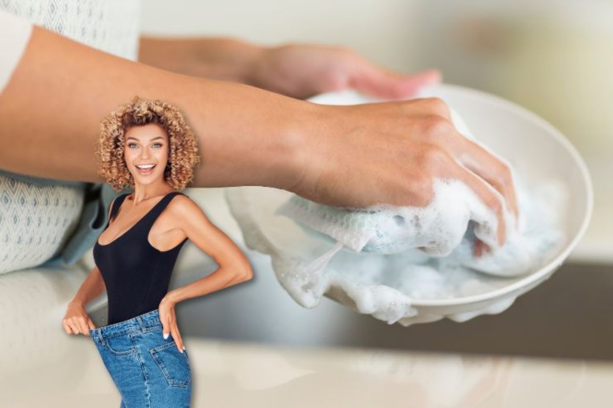 Lavare i piatti e donna con jeans
