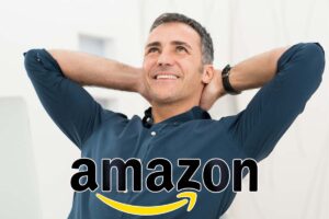 uomo rilassato e logo amazon