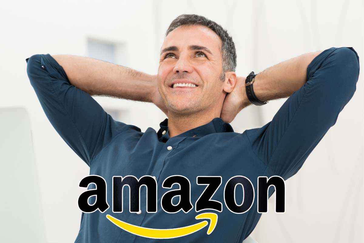 uomo rilassato e logo amazon
