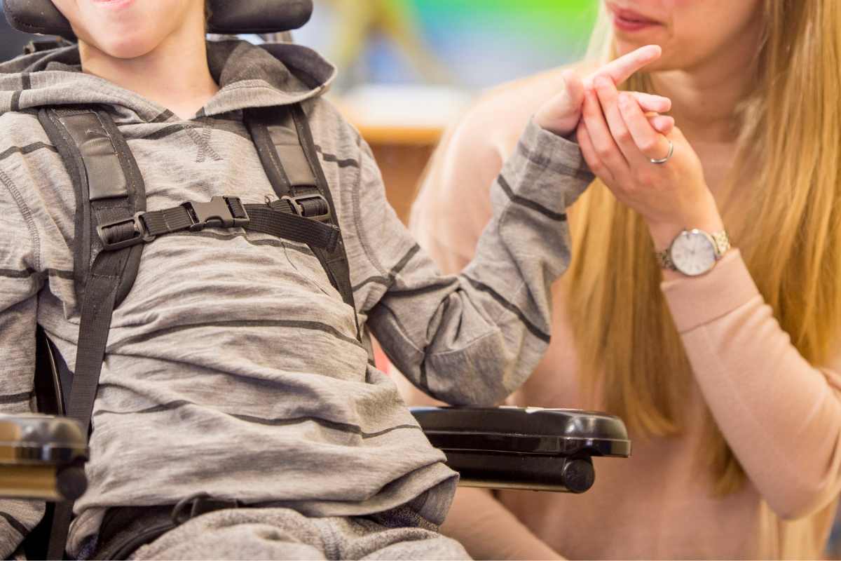 Mamma che assiste il figlio disabile