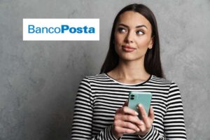 ragazza con cellulare logo bancoposta
