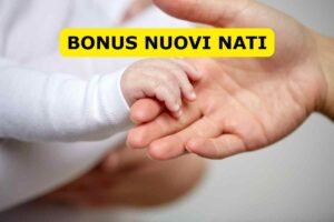 neonato stringe dita adulto, scritta bonus nuovi nati