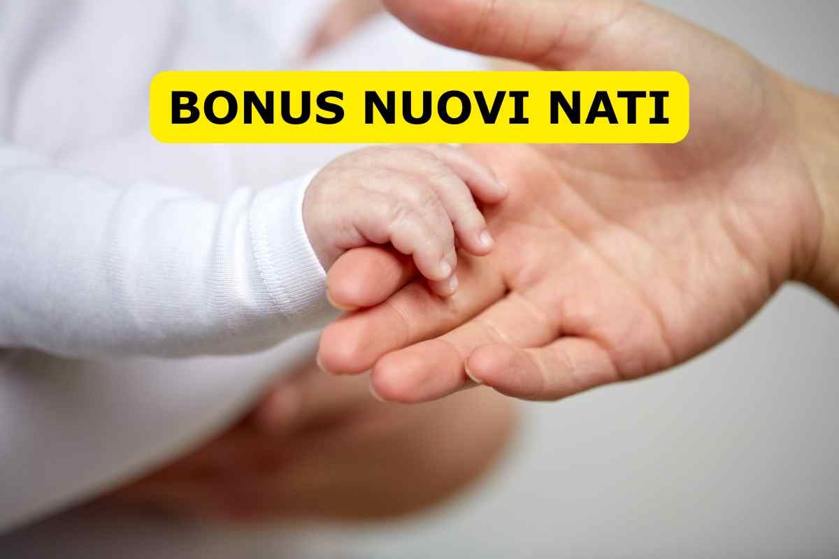 neonato stringe dita adulto, scritta bonus nuovi nati
