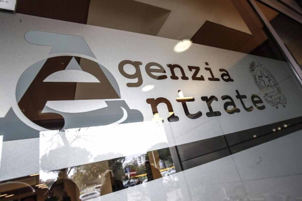 Vetrata di un ufficio dell'Agenzia delle Entrate