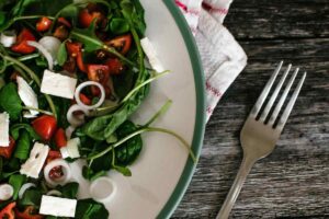 insalata greca nel piatto