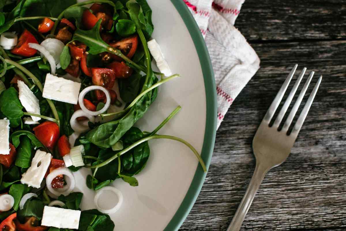 insalata greca nel piatto