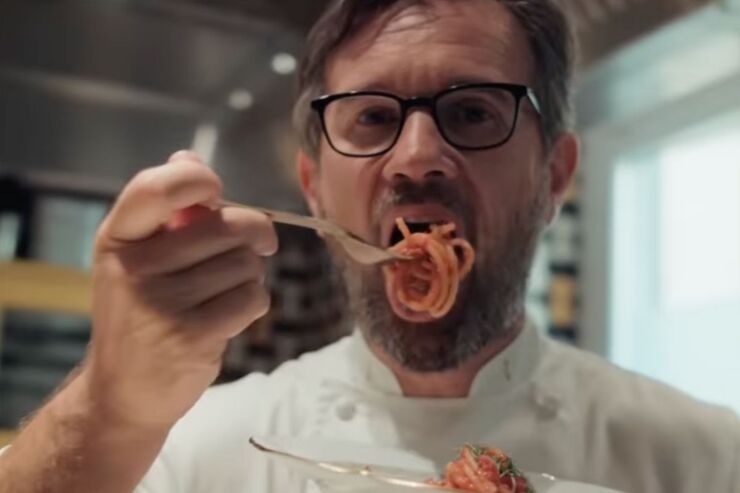Cracco assaggia spaghetti al pomodoro