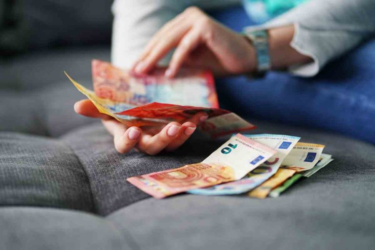 uomo con banconote in mano