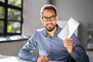 Ragazzo felice mostra pezzo di carta rettangolare