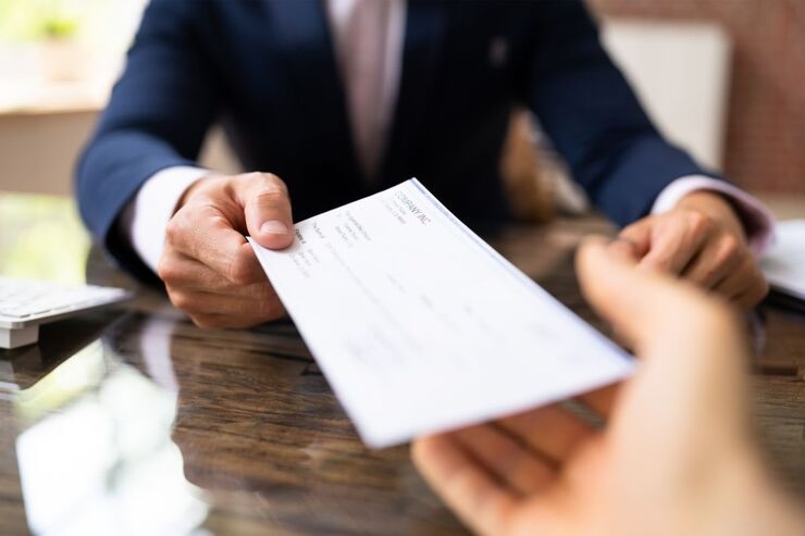 Passaggio da mano a mano di pezzo di carta rettangolare 