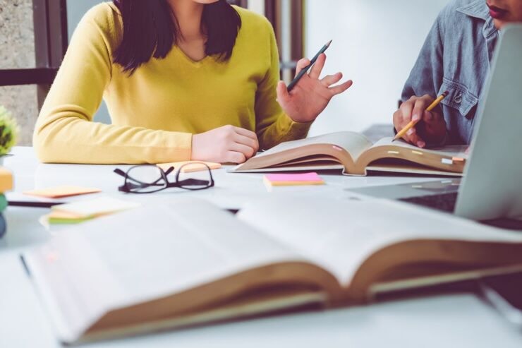 Ragazzi studiano con libri