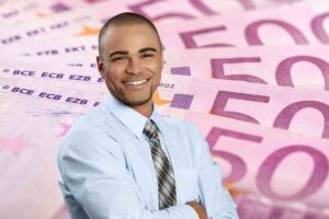 Banconote e uomo soddisfatto