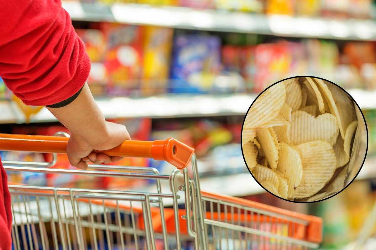 Uomo con carrello spesa e patatine