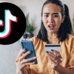 Donna con cellulare, logo TikTok