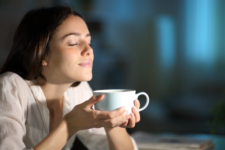 donna che beve caffè