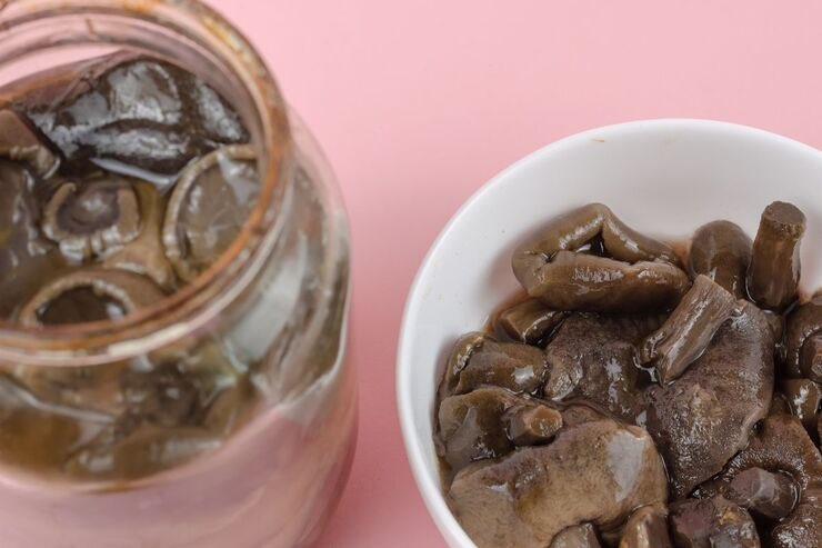 Barattolo conserva, funghi nella ciotola 
