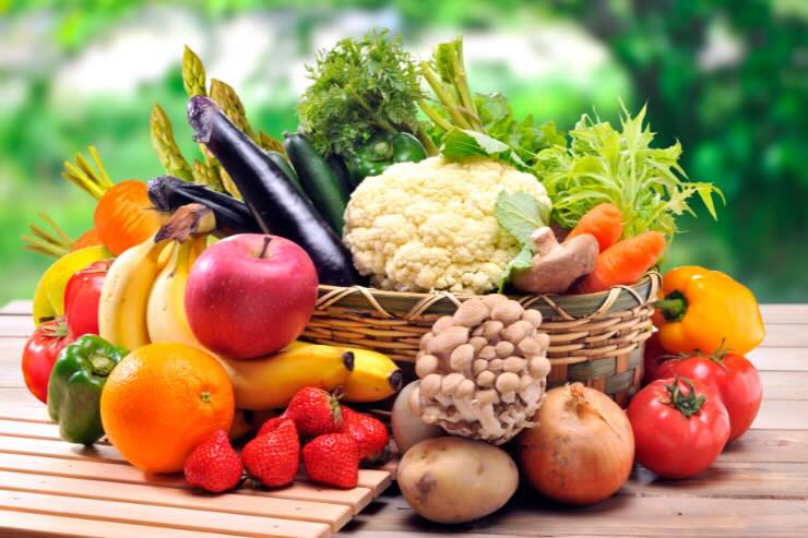 frutta e verdure in un cestino 