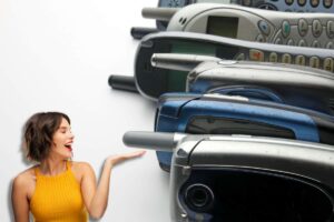 Cellulari, donna che li indica