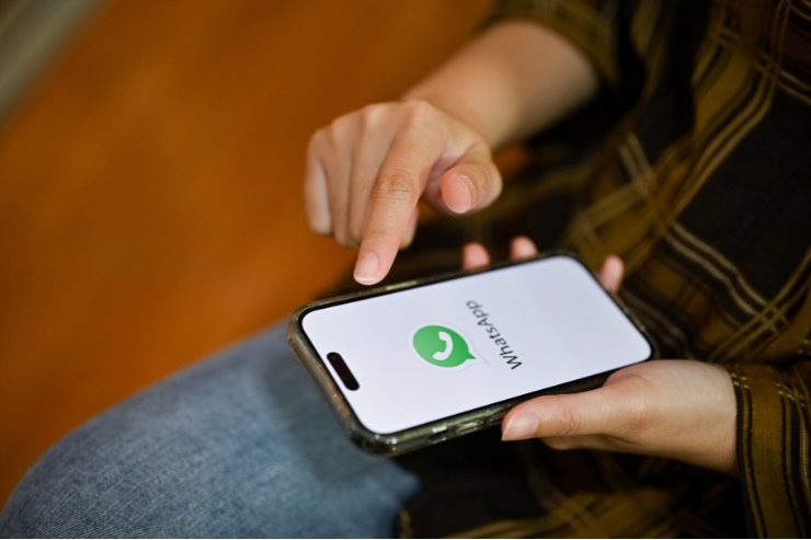 mani su smartphone con whatsapp
