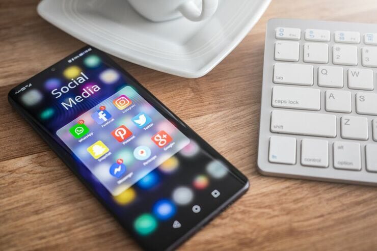 Smartphone Android vicino a tastiera PC 