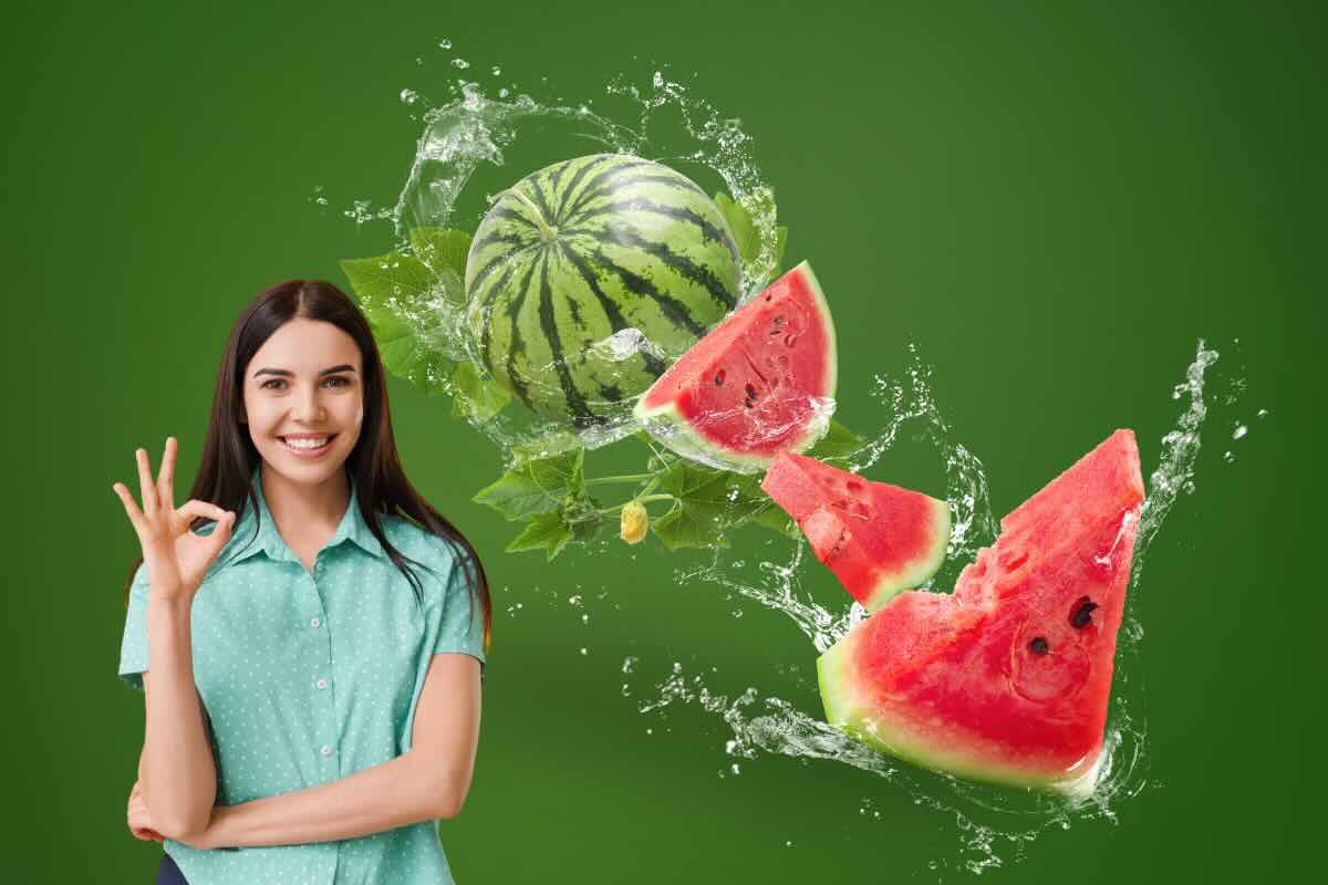 anguria intera, fette di angurie, sfondo verde e donna felice 