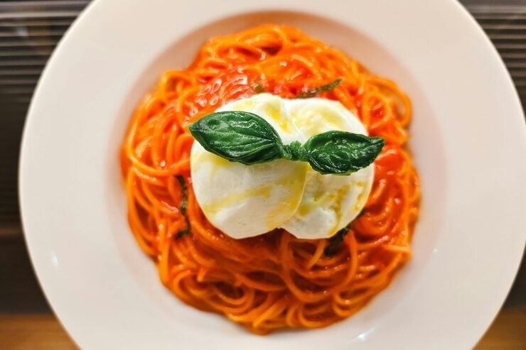 Spaghetti con mozzarella e basilico