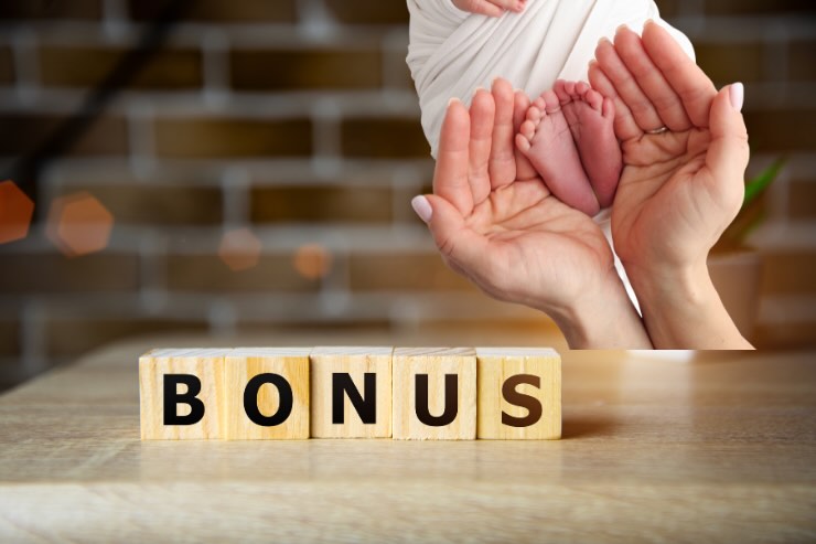 bonus e mani che tengono piedi bebè