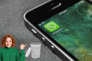 smartphone con whatsapp, donna che indica cestino