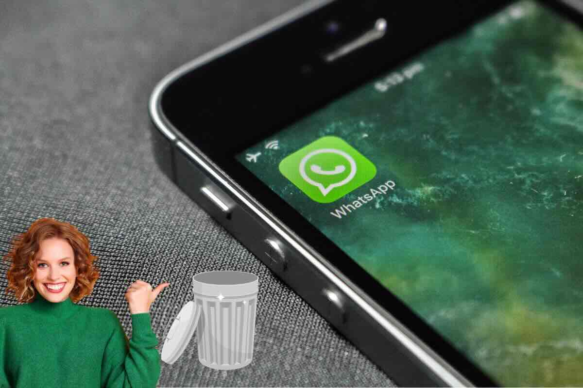 smartphone con whatsapp, donna che indica cestino