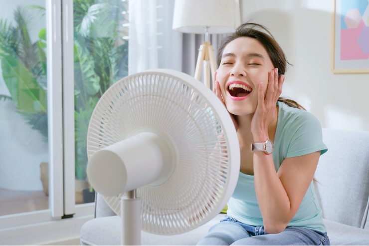 donna davanti al ventilatore
