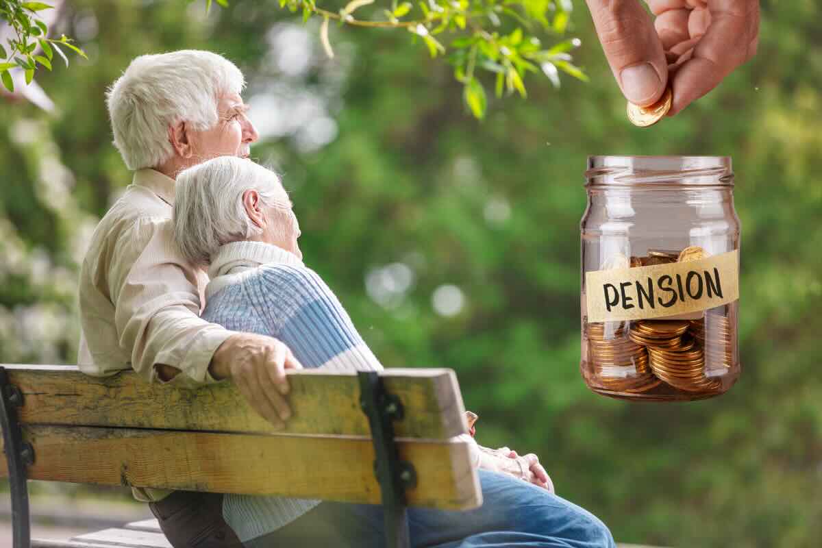 anziani seduti su pensione, barattolo con monete