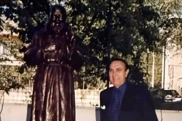Pippo Baudo e statua padre pio