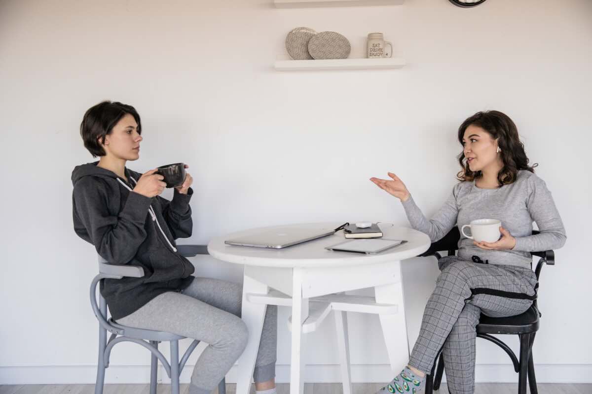 donne che conversano