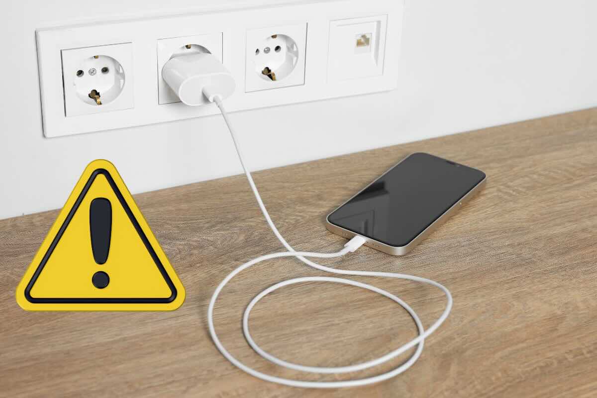 telefono in carica, segnale pericolo