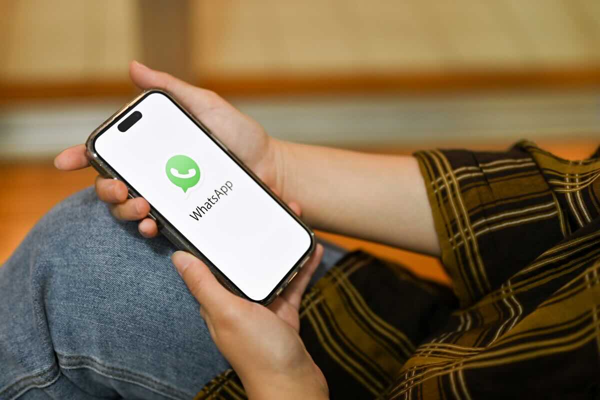 mani che tengono smartphone con whatsapp