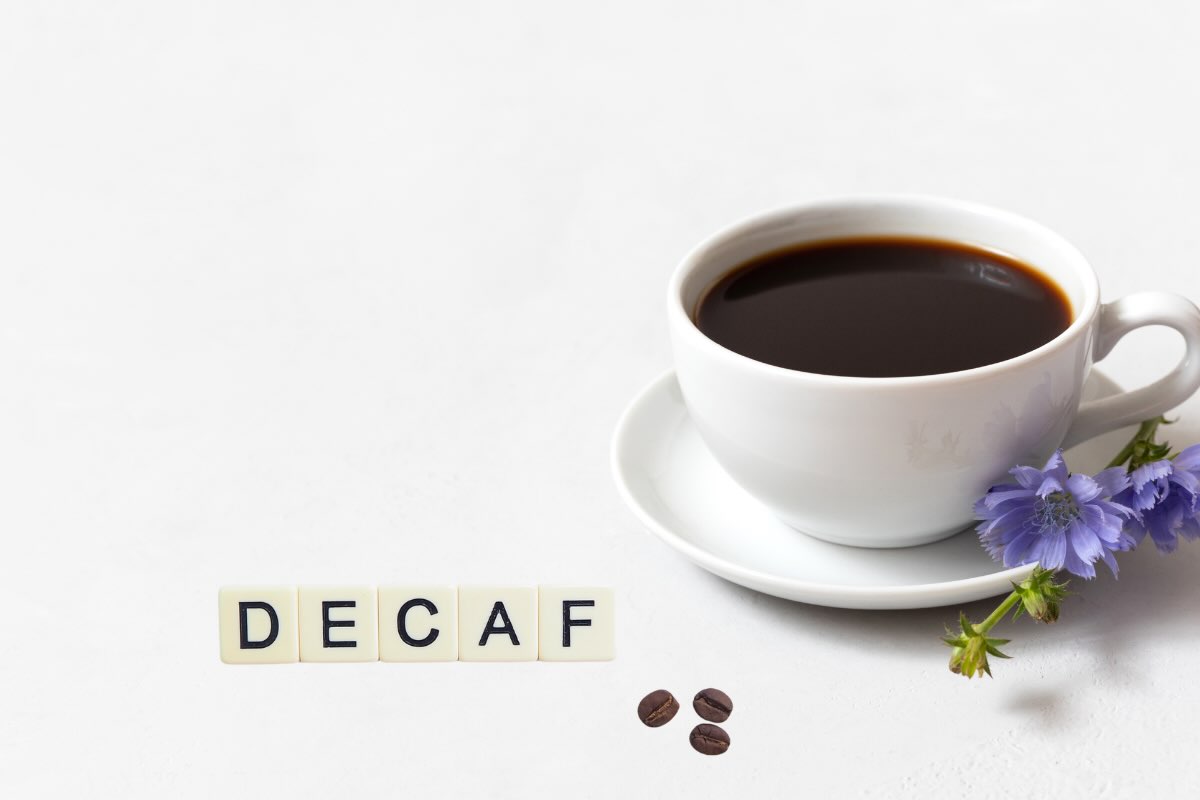 tazza di caffè e scritta decaf