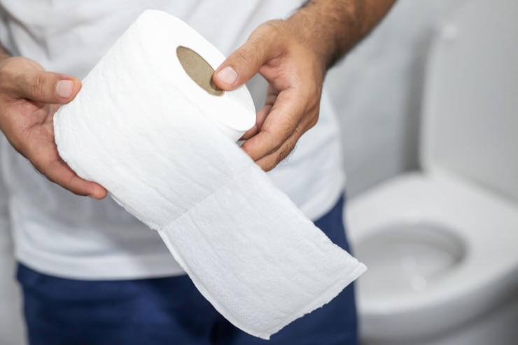 donna con rotolo di carta igienica