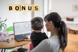 donna al pc con bambino e scritta bonus