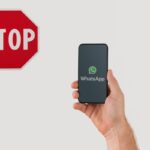 smartphone con whatsapp e segnale stop
