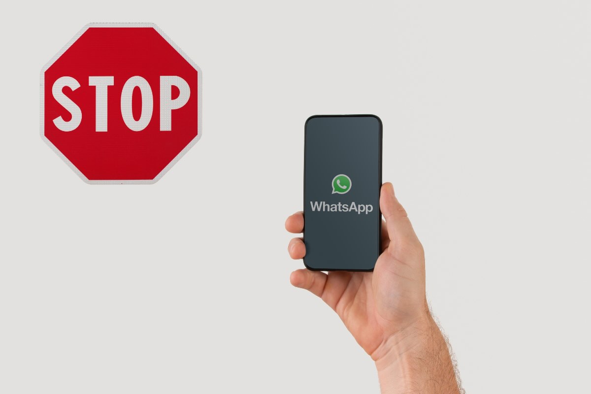 smartphone con whatsapp e segnale stop