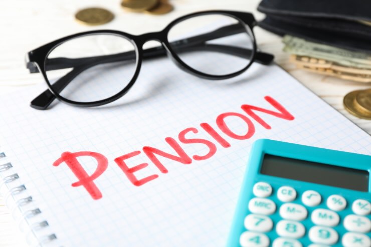 occhiali, foglio con scritta pension, calcolatrice