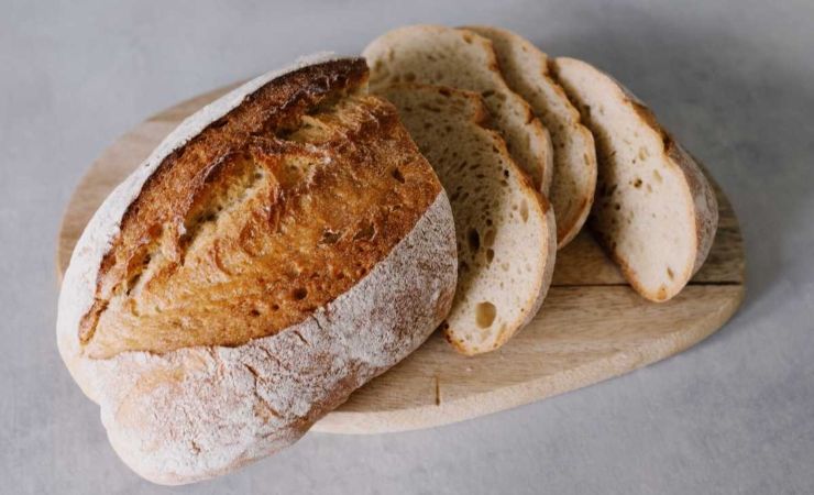 pane tagliato a fette su tagliere legno