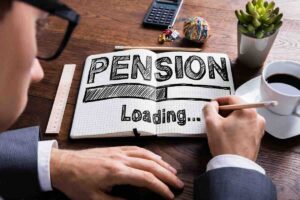 Foglio con scritto pensione loading, penna, calcolatrice su scrivania