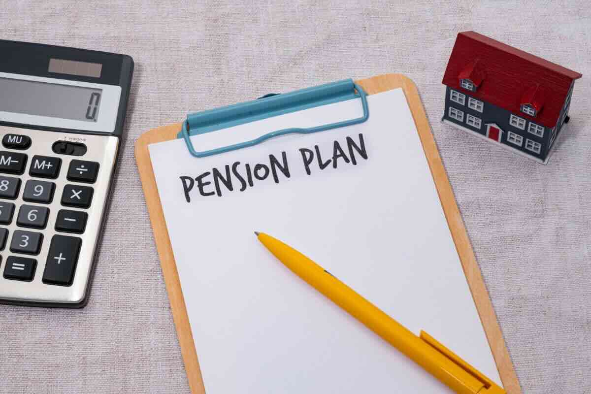 Foglio con scritto "Pension Plan", penna, calcolatrice