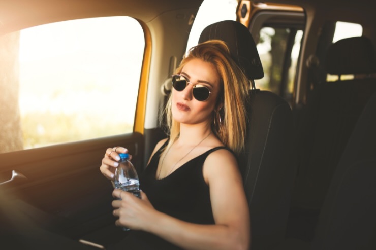ragazza con occhiali e bottiglietta di acqua