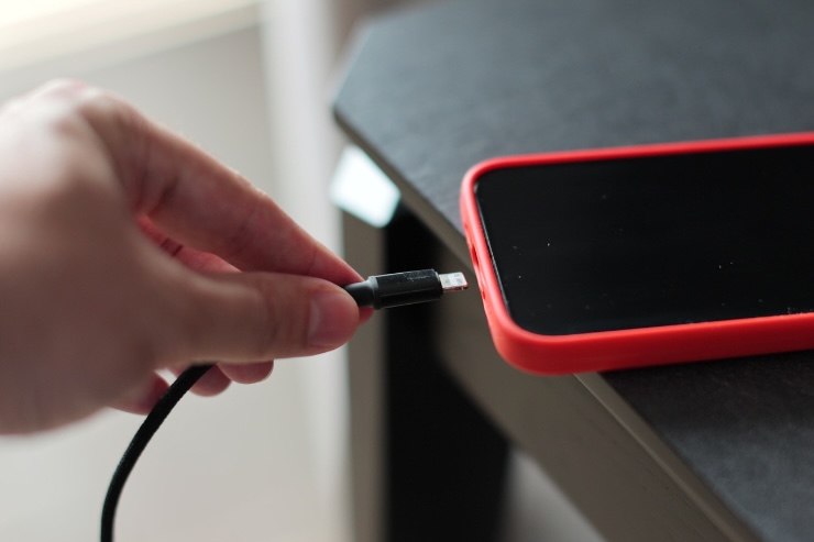 attaccare smartphone al caricabatterie