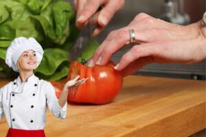Mano taglia pomodoro, in primo piano donna con grembiule e cappello da chef