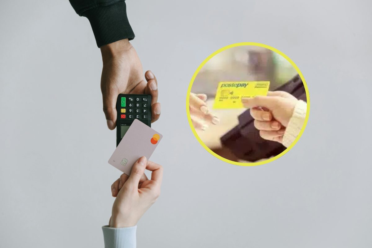 Pagamento con bancomat e, in evidenza, un passaggio da mano a mano con la carta postepay