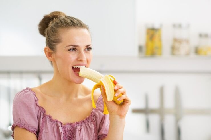 donna che mangia banana