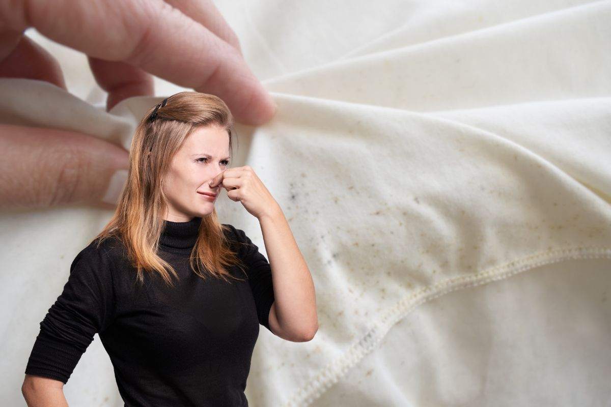 muffa su vestiti e donna sente cattivi odori